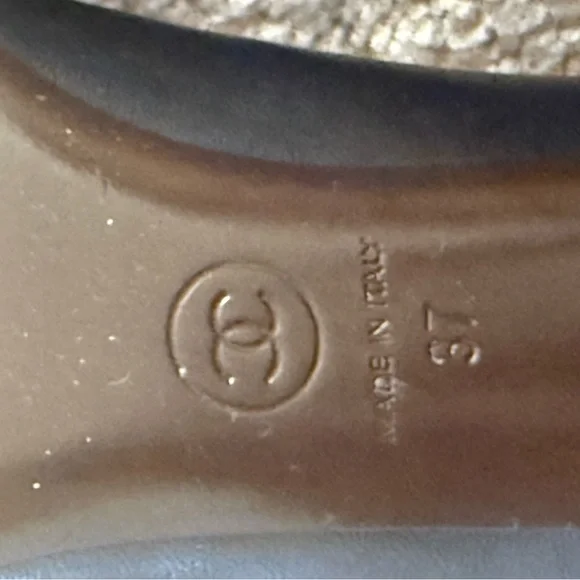 CHANEL Navy Leather Camellia Flower Heels – Gold CC Logo – Made in Italy - Picture 5 of 6